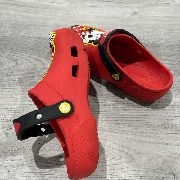 DISNEY MINNIE MOUSE CROCS YOUTH 1 adorable and in excellent condition - Picture 5 of 6